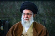 Ali_Khamenei-2023_beeld_Khamenei.ir_wiki-coms-2718646410.jpg